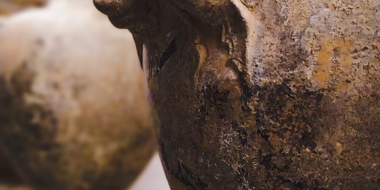 ceramica-argentata-etrusca-con-ippocampo-Museo-delle-Necropoli-Rupestri-Barbarano-Romano
