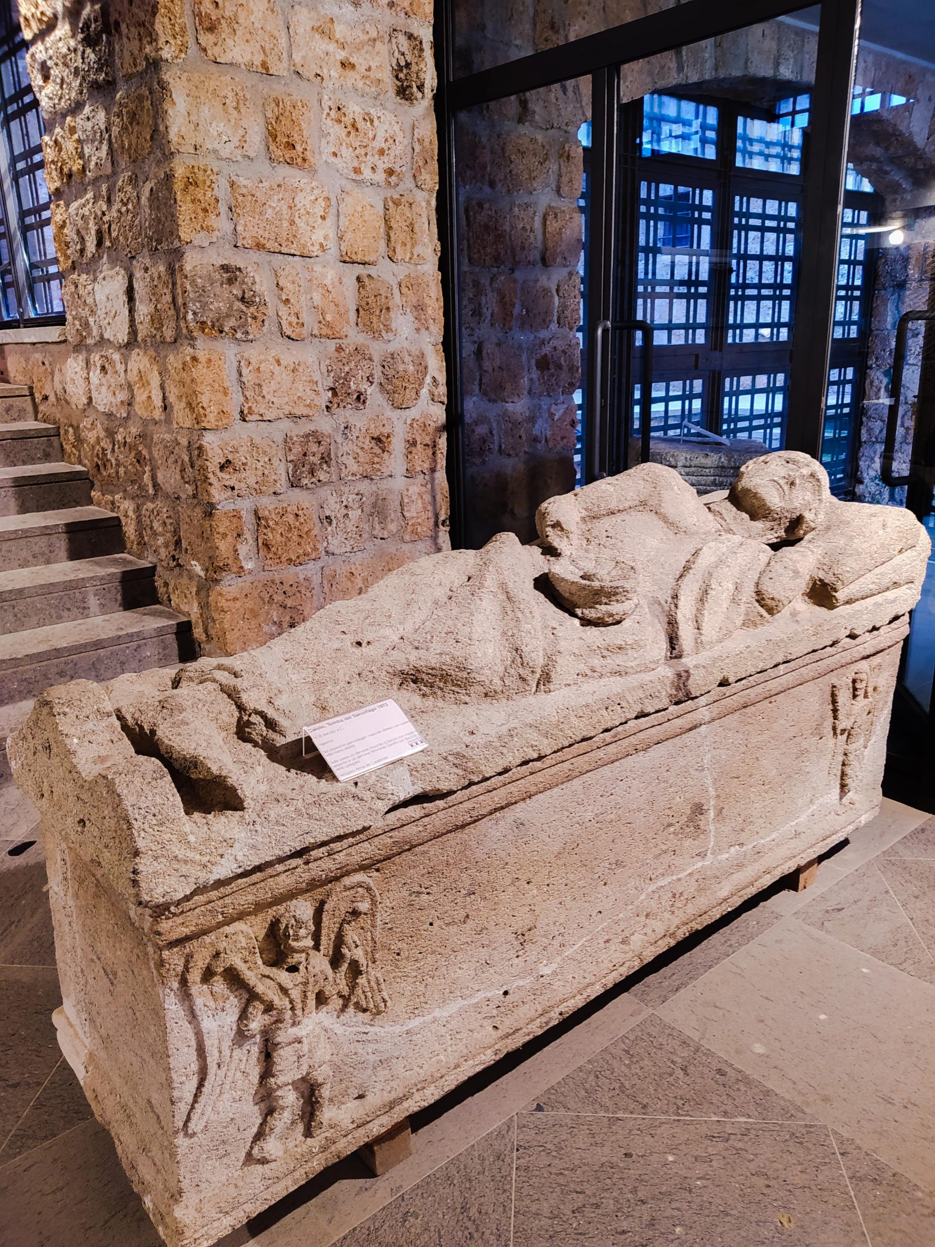 sarcofago-con-uomo-disteso-e-patera