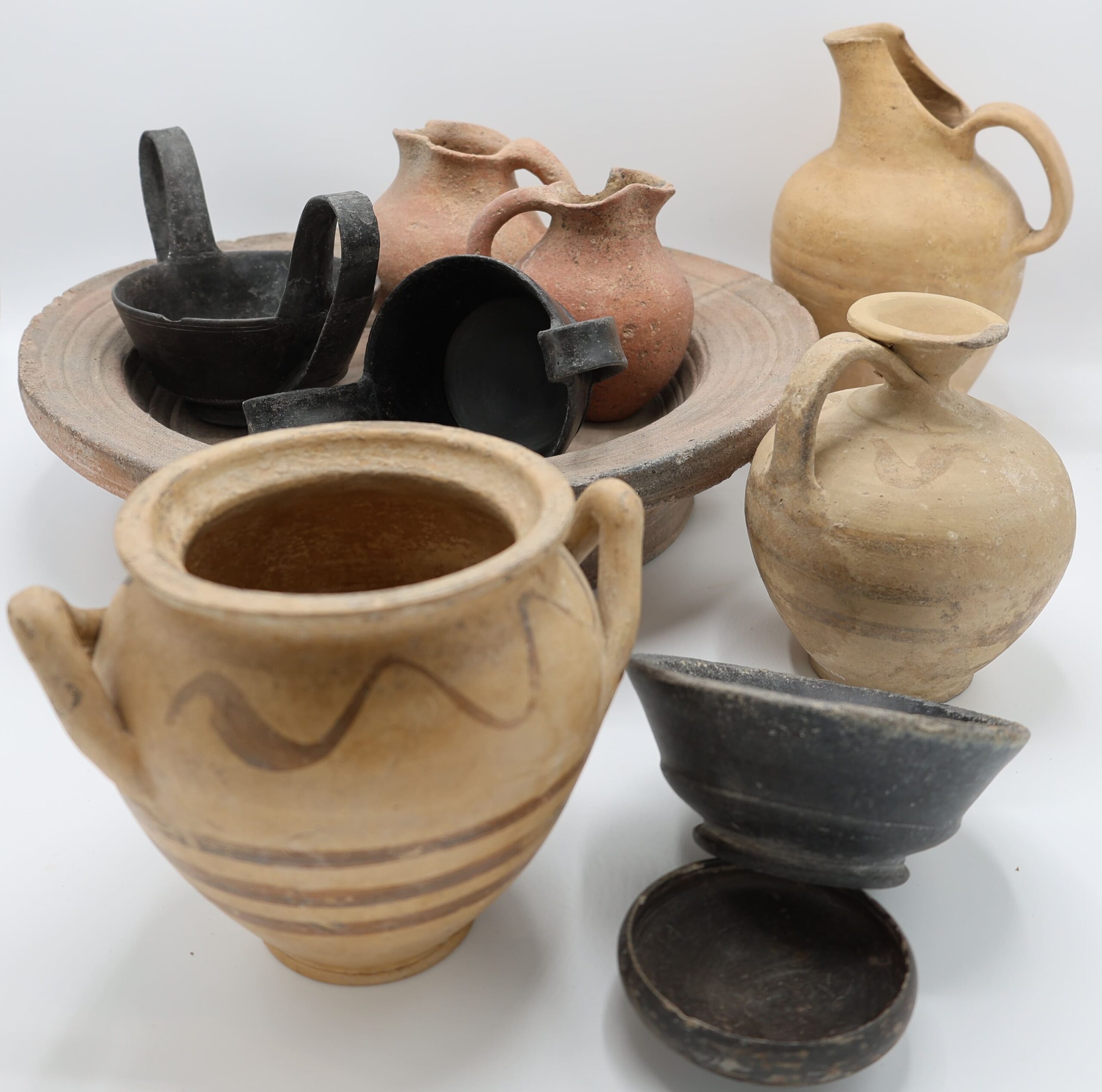 Corredi-ceramici-Tomba-arcaica-1973-localita-Chiusa-Cima-meta-VI-secolo-avanti-Cristo