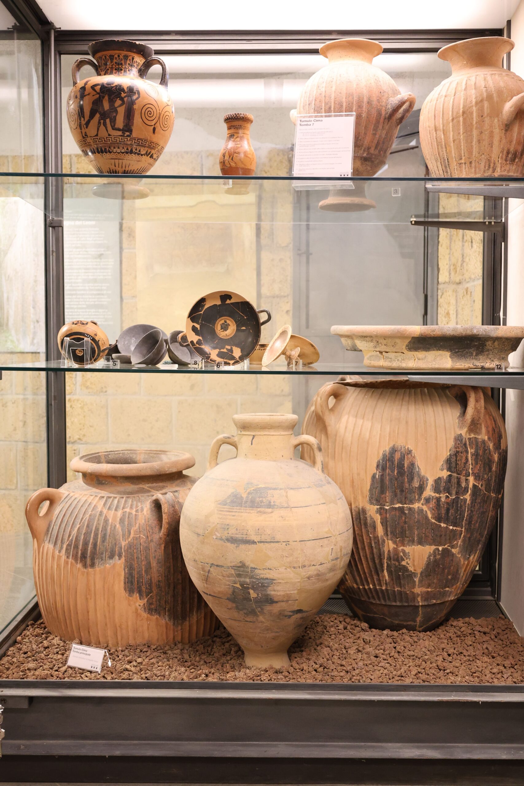 Corredi-ceramici-Tumulo-Cima-Tomba-7-meta-del-VI-secolo-avanti-Cristo