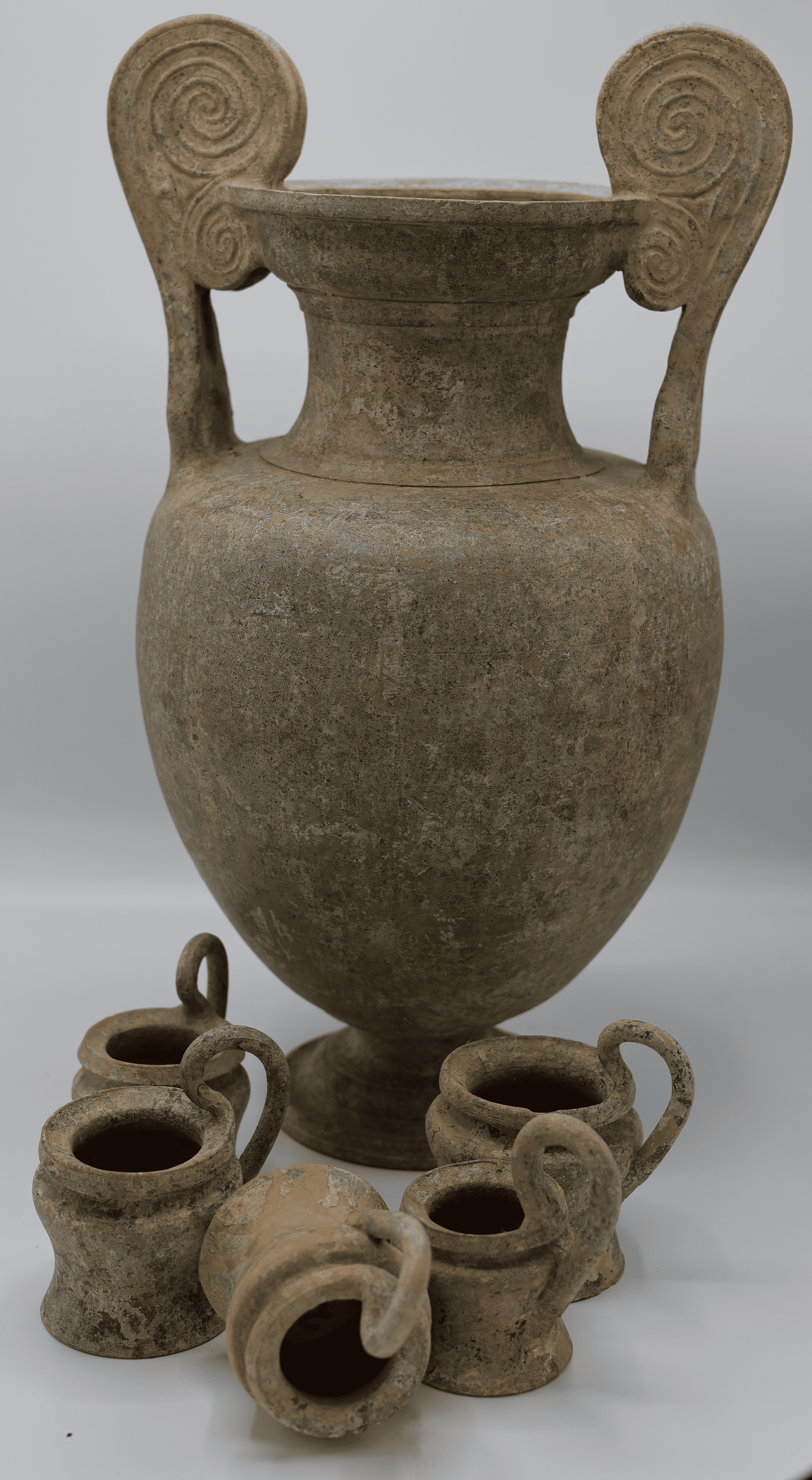 Corredo-in-ceramica-argentata-Tomba-a-camera-localita-San-Simone-fine-IV-secolo-avanti-Cristo