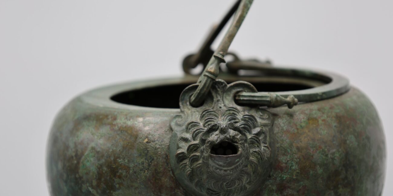 Dettaglio-del-manico-della-situla-in-bronzo-Tomba-IX-San-Giuliano-pendici-meridionali