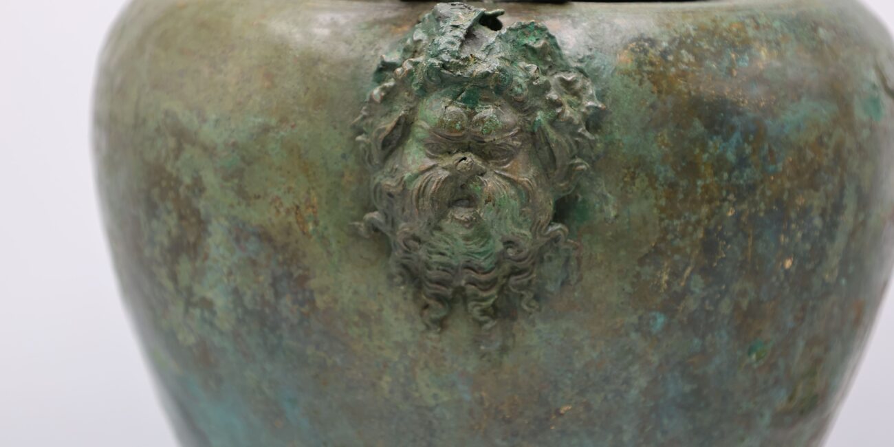 Dettaglio-del-manico-della-situla-in-bronzo-Tomba-IX-San-Giuliano-pendici-meridionali