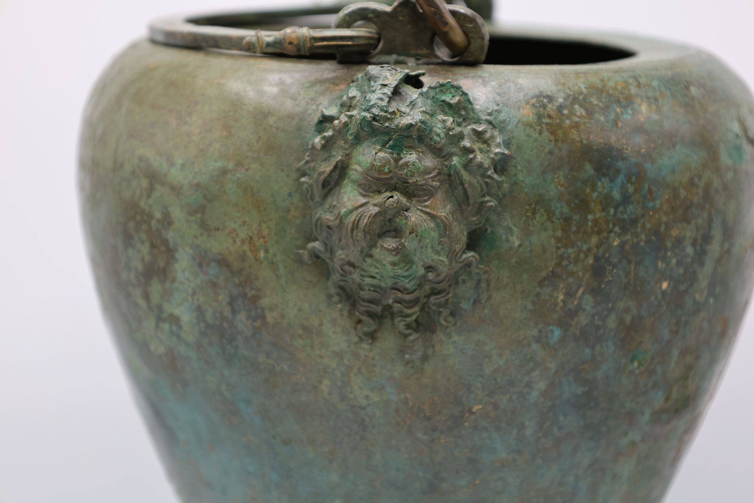 Dettaglio-del-manico-della-situla-in-bronzo-Tomba-IX-San-Giuliano-pendici-meridionali