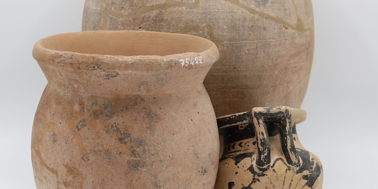 Corredi-ceramici-Tomba-del-Cervo-localita-Caiolo-IV-III-secolo-avanti-Cristo