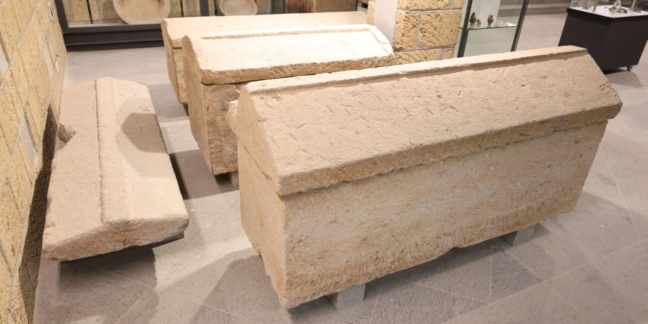 Sarcofagi-in-pietra-Tomba-del-Cervo-localita-Caiolo-IV-III-secolo-avanti-Cristo_1