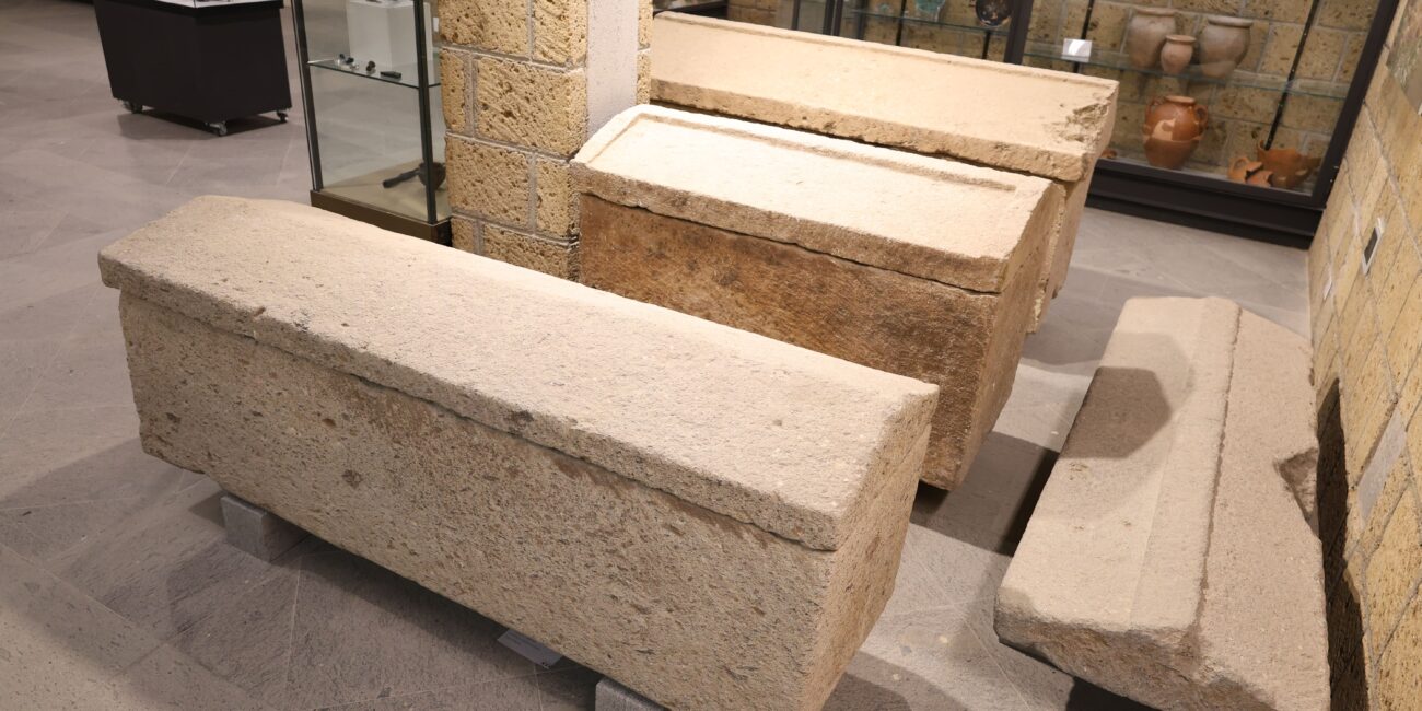 Sarcofagi-in-pietra-Tomba-del-Cervo-localita-Caiolo-IV-III-secolo-avanti-Cristo-_2