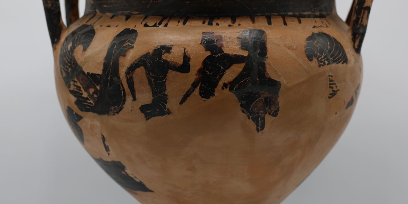 Cratere-attico-a-figure-nere-Via-Sepolcrale-localita-Chiusa-Cima-meta-VI-secolo-avanti-Cristo