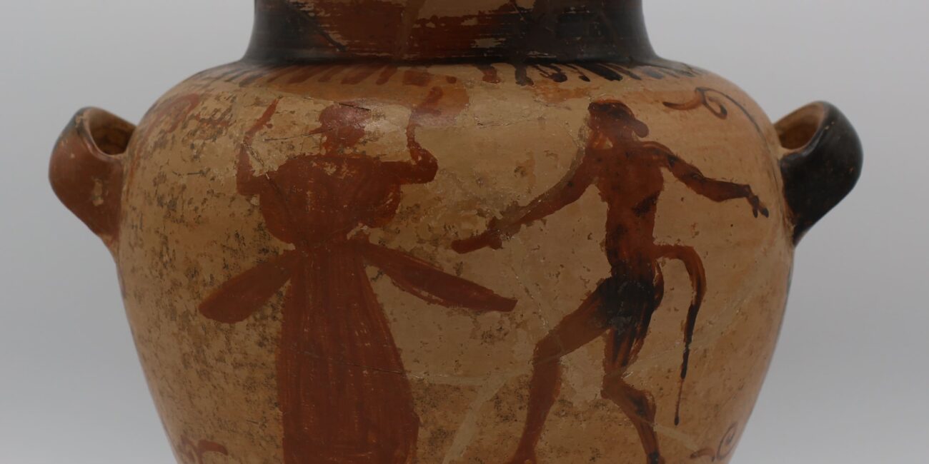 Stamnos-etrusco-a-figure-nere-Via-Sepolcrale-localita-Chiusa-Cima-meta-VI-secolo-avanti-Cristo